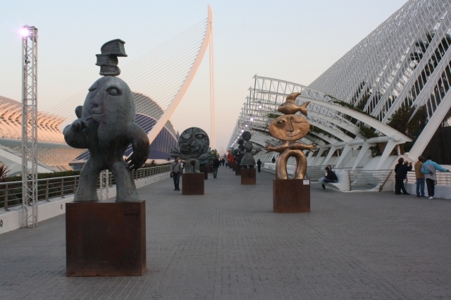 Statues along Calatravaness